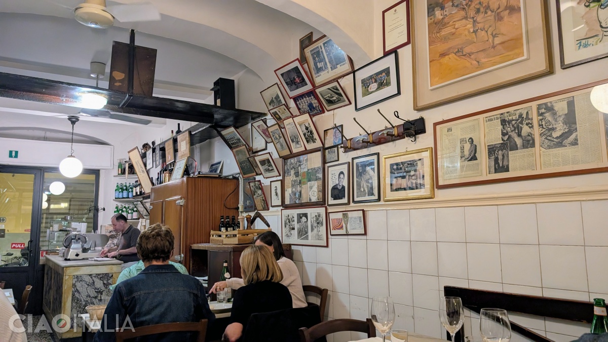 De obicei nota se plătește la intrarea &icirc;n restaurant, acolo unde se află casa de marcat.