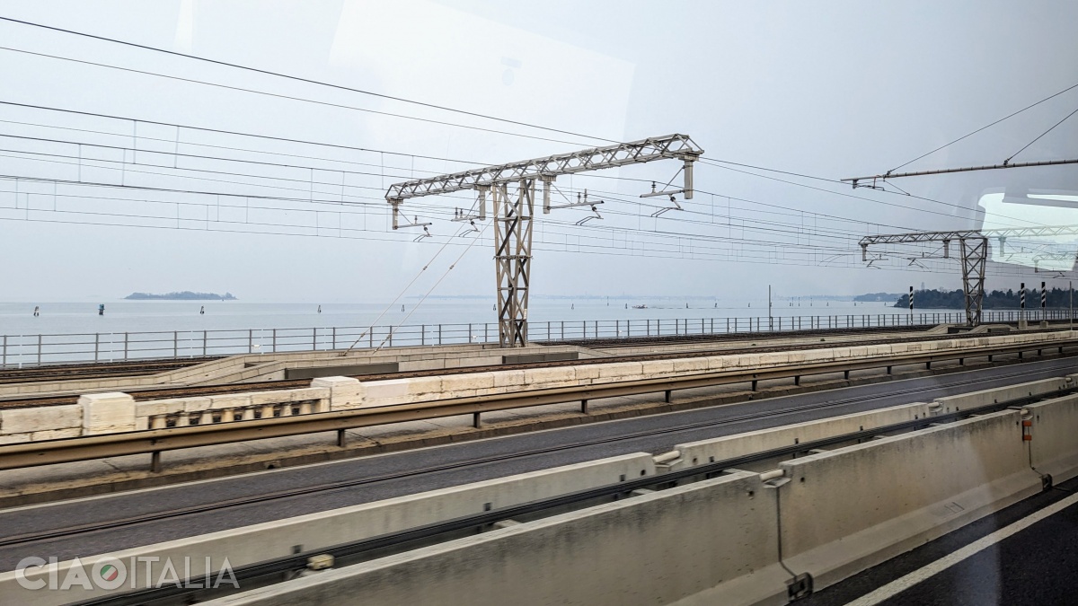 Ponte della Libertà leagă Veneția istorică cu partea continentală.