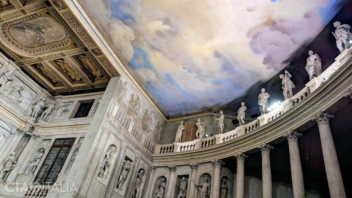 Cerul pictat simbolizează teatrele antice, care erau &icirc;n aer liber.