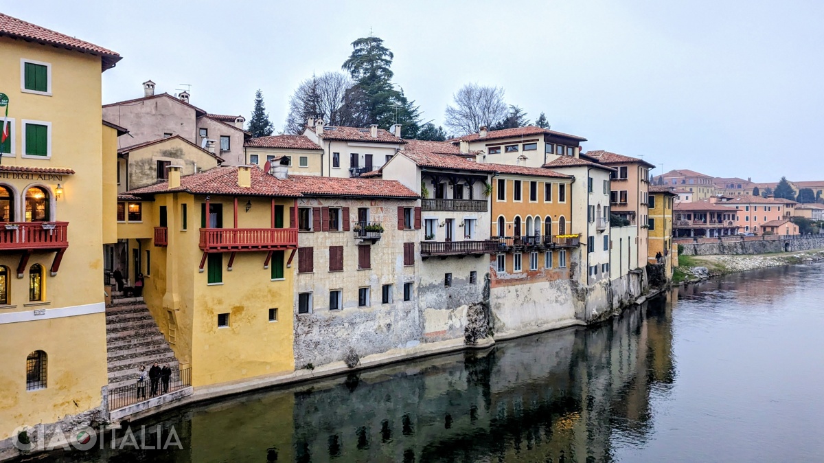 Casele se ridică chiar deasupra apei.