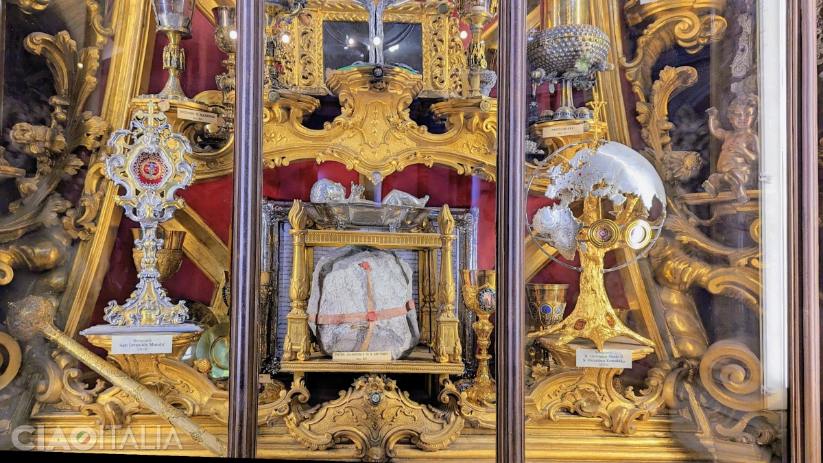 &Icirc;n centru - piatra care i-a servit drept pernă Sf&acirc;ntului Anton; spre dreapta - relicvariu cu fragmente din moaștele Sf. Ioan Paul al II-lea