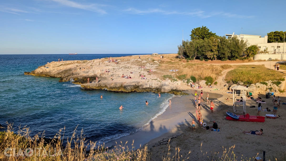 La câteva minute de mers pe jos de Porto Bianco se află plaja Porto Rosso.
