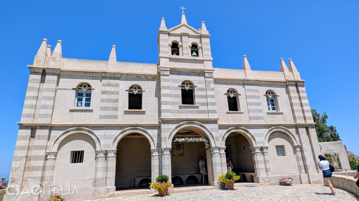 Fațada bisericii a fost reconstruită după cutremurul din anul 1905.
