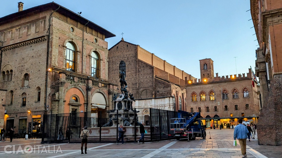 Piața lui Neptun se află chiar lângă Piazza Maggiore.