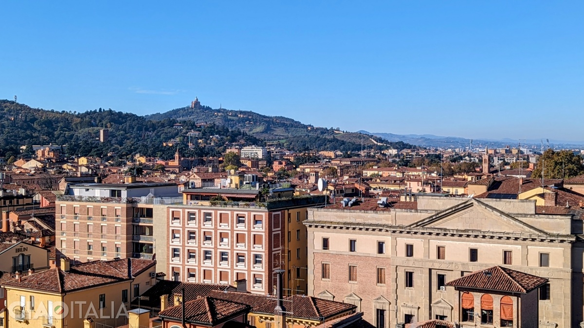 Bazilica San Luca se află pe vârful dealului della Guardia.