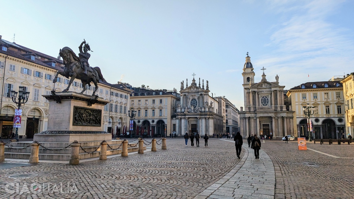 Piazza San Carlo, cu statuia lui Emanuele Filiberto și cele două biserici gemene.