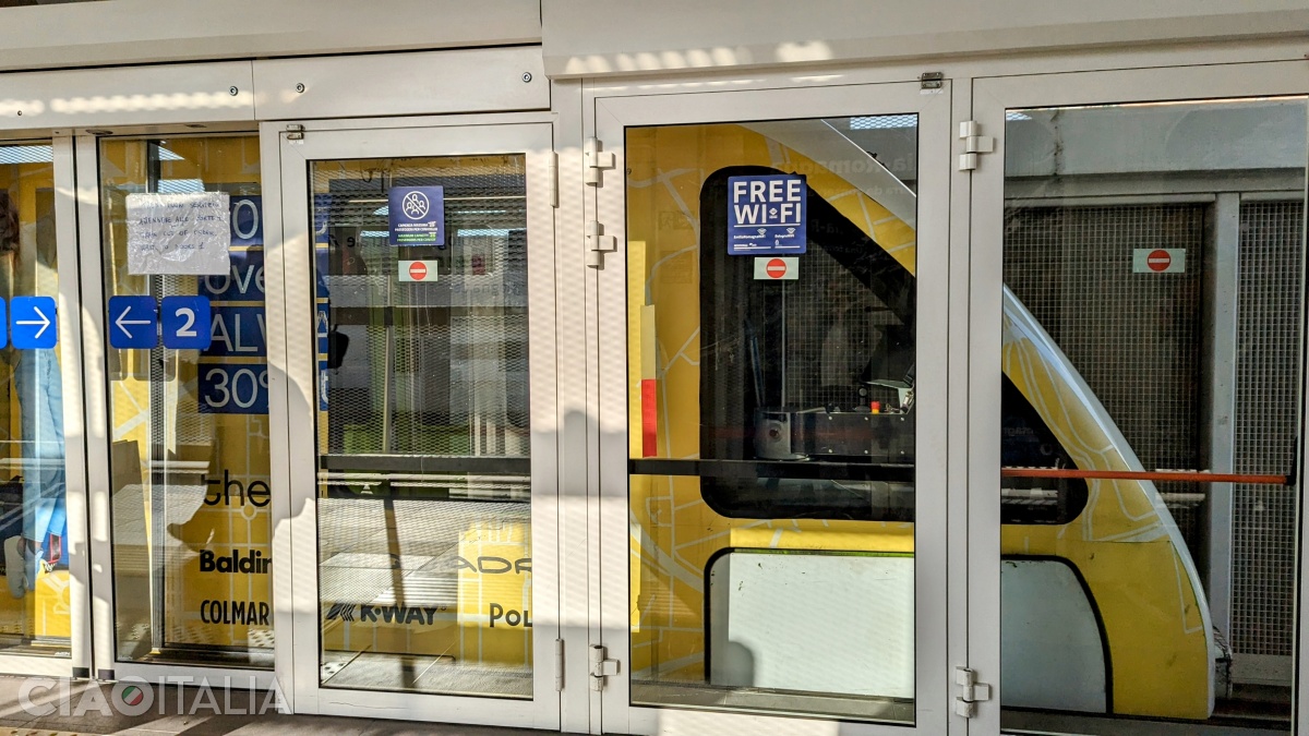 Trenul automat Marconi Express te duce în 7 minute de la aeroportul din Bologna la Stazione Centrale.