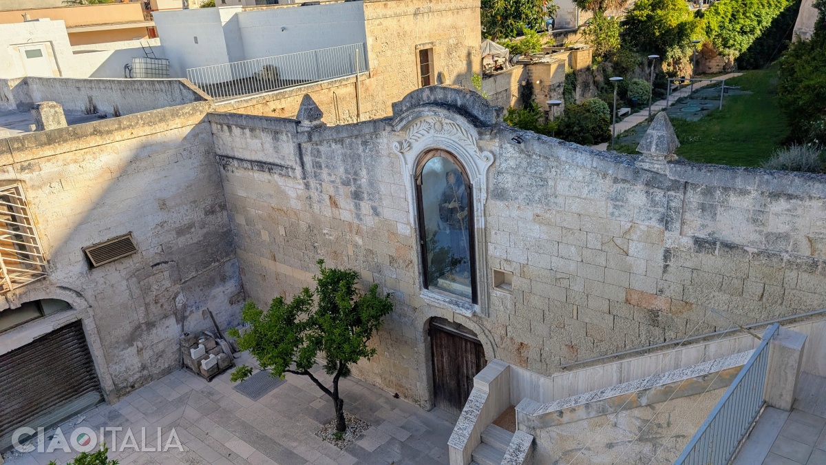 Biserica San Matteo dell'Arena se găsește &icirc;n interiorul șanțului de apărare.