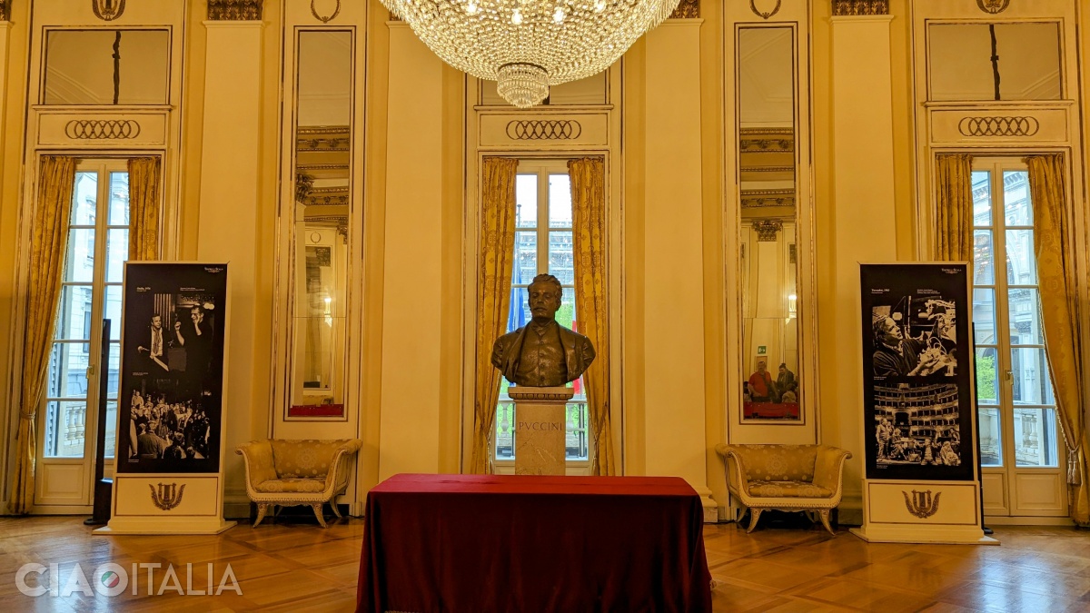 Bustul compozitorului Giacomo Puccini