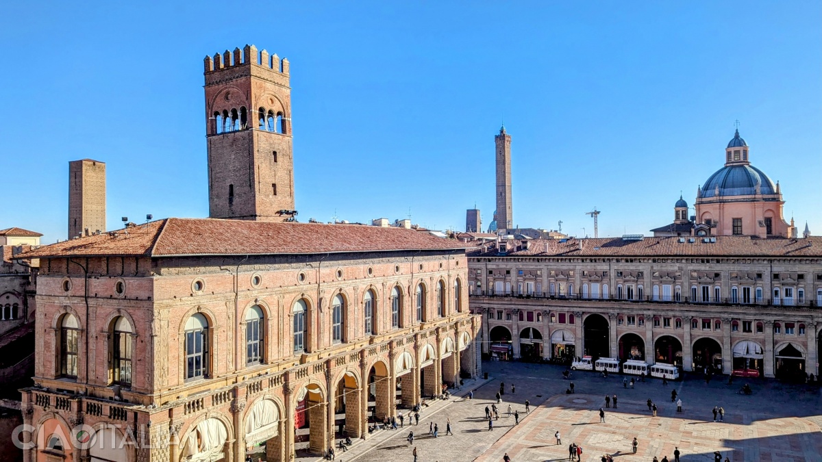 Peste Palazzo del Podestà (stânga) se înalță Turnul Arengo.