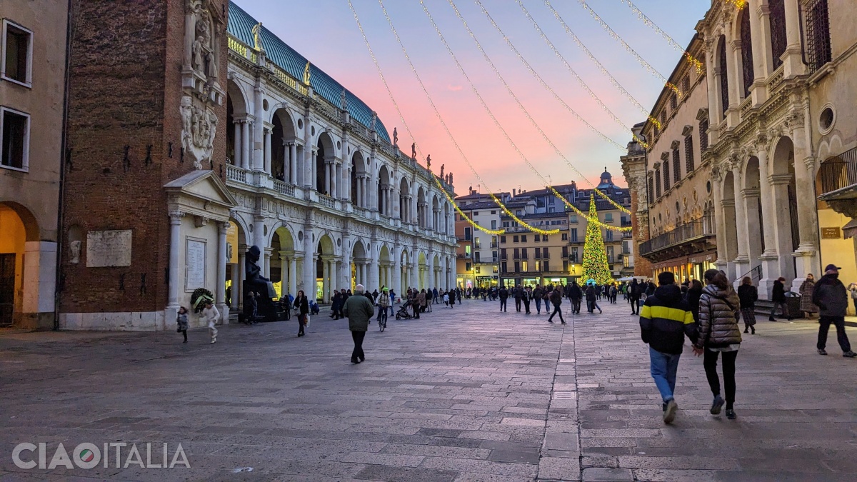 Piazza dei Signori, cu Basilica Palladiana &icirc;n partea st&acirc;ngă