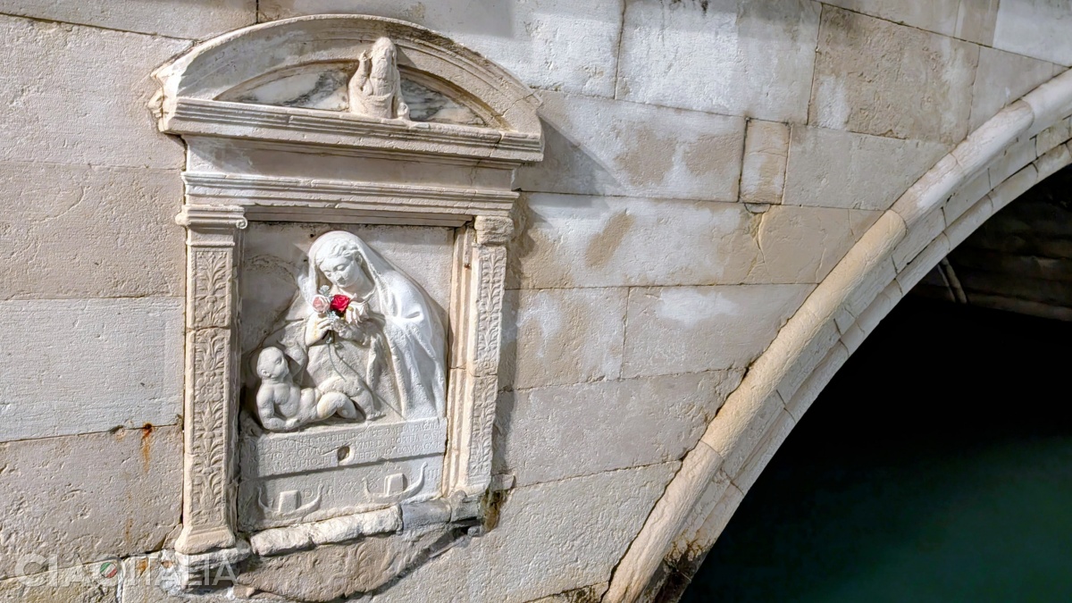 &Icirc;n partea de jos a altarului "Madonna gondolierilor" apar două gondole cu cabină.
