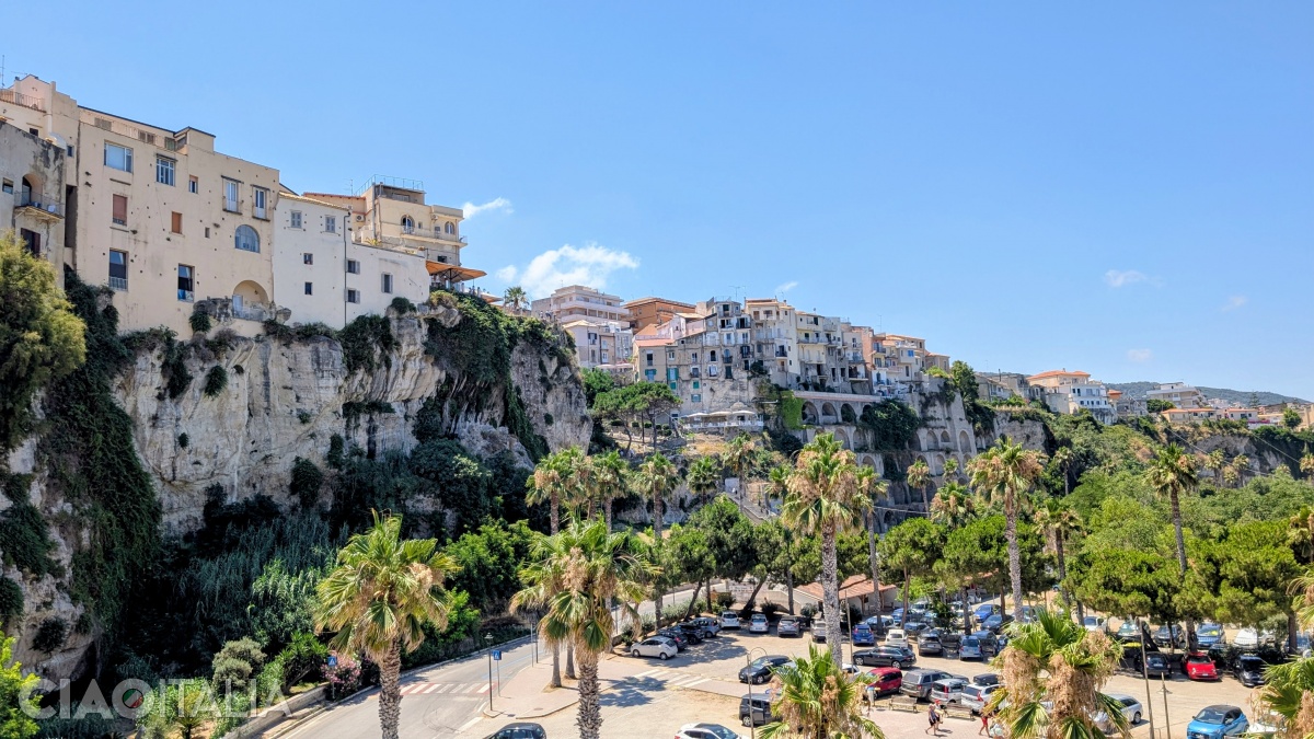 Vederea către partea superioară din Tropea