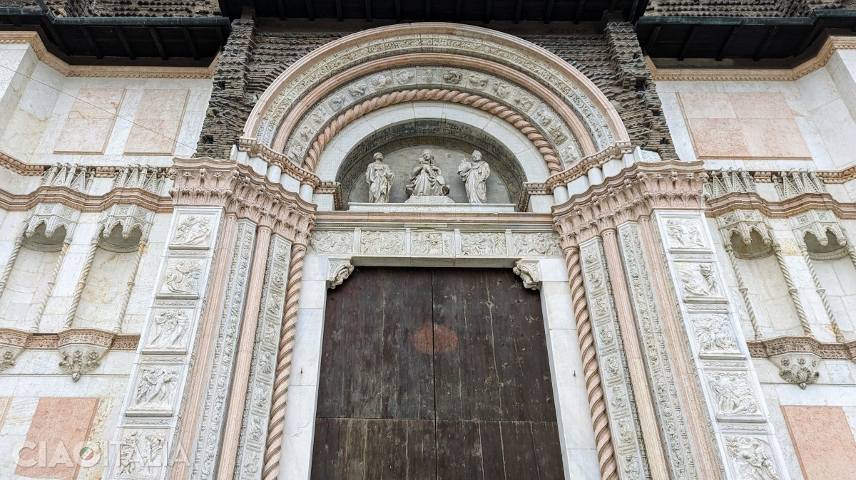 Basoreliefurile din stânga intrării l-au influențat pe Michelangelo la realizarea Capelei Sixtine.