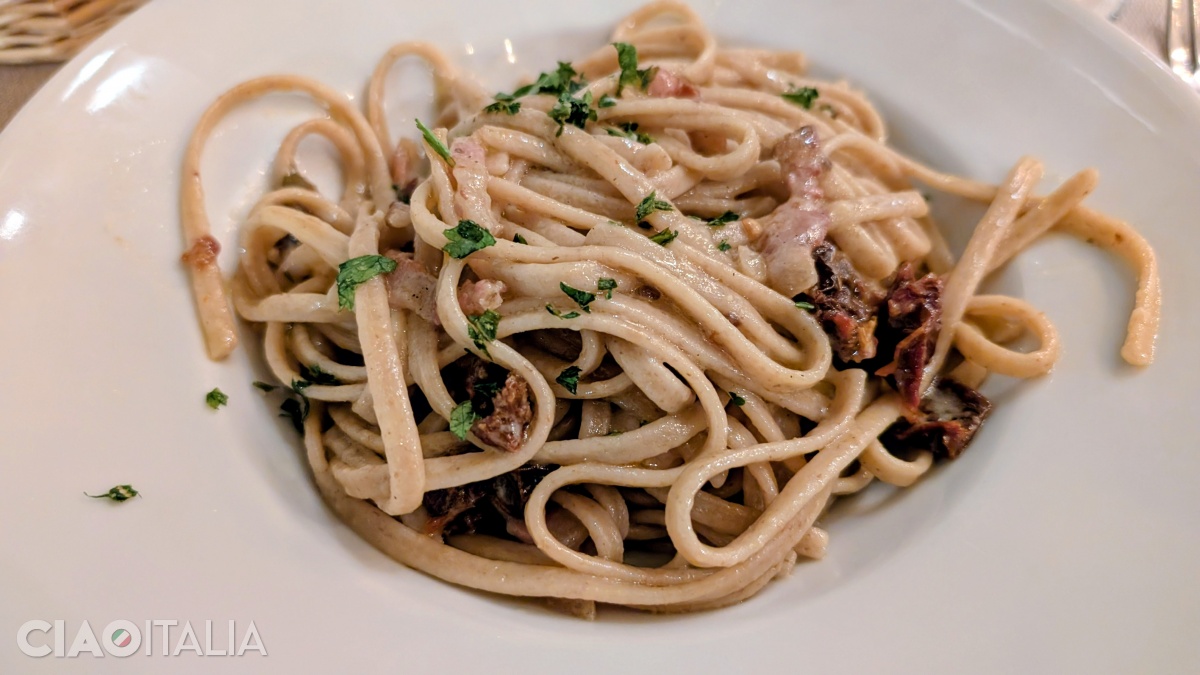 Pastele stroncatura se aseamănă cu linguine.