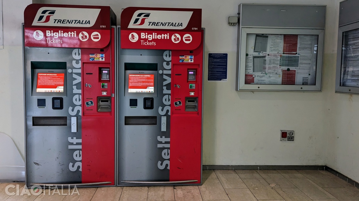 Poți cumpăra biletele de tren de la automatele din gara din Treviso.