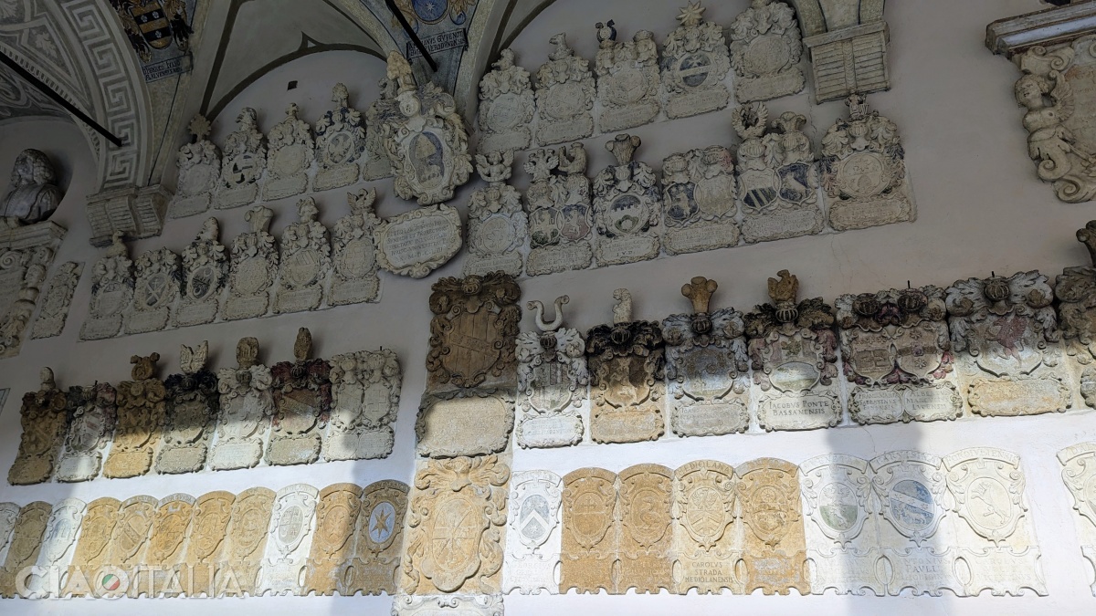 &Icirc;n Universitatea din Padova se găsesc circa 3000 de blazoane ale studenților, profesorilor și rectorilor.