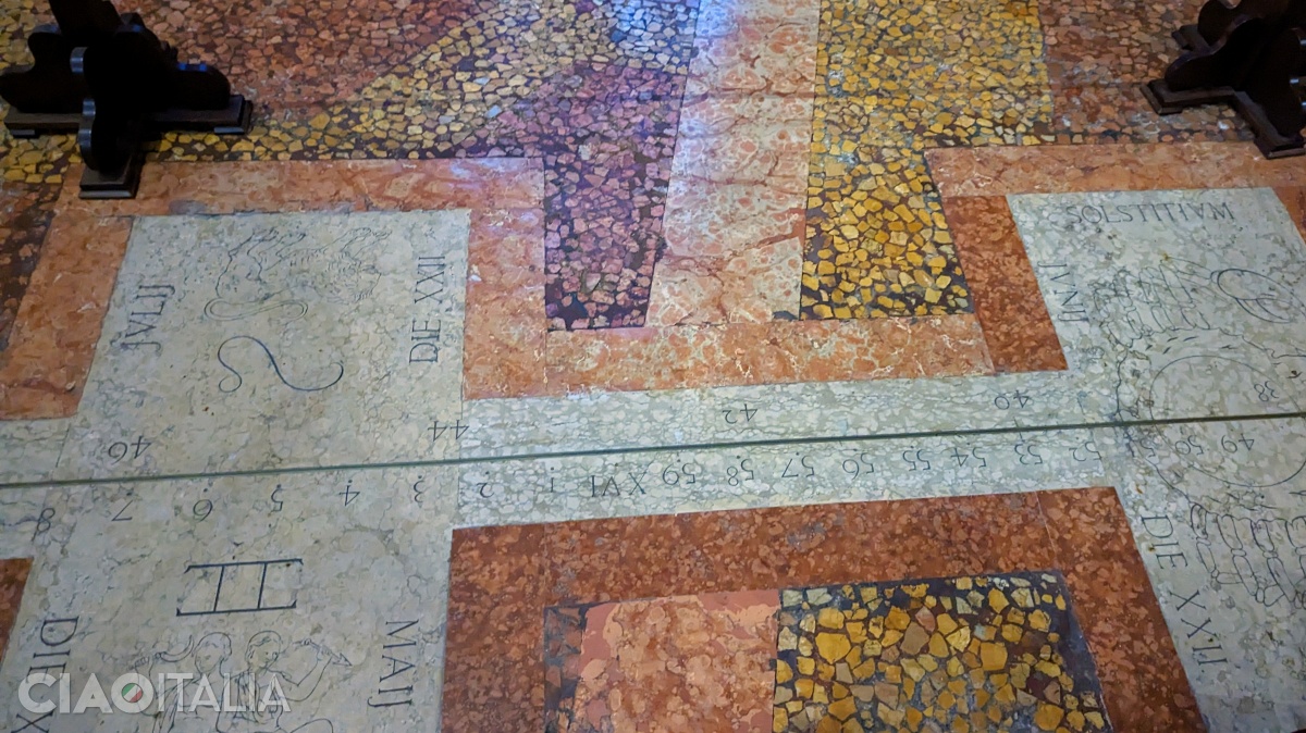 Pe podeaua de marmură sunt desenate semnele zodiacale, lunile, echinocțiile și solstițiile.