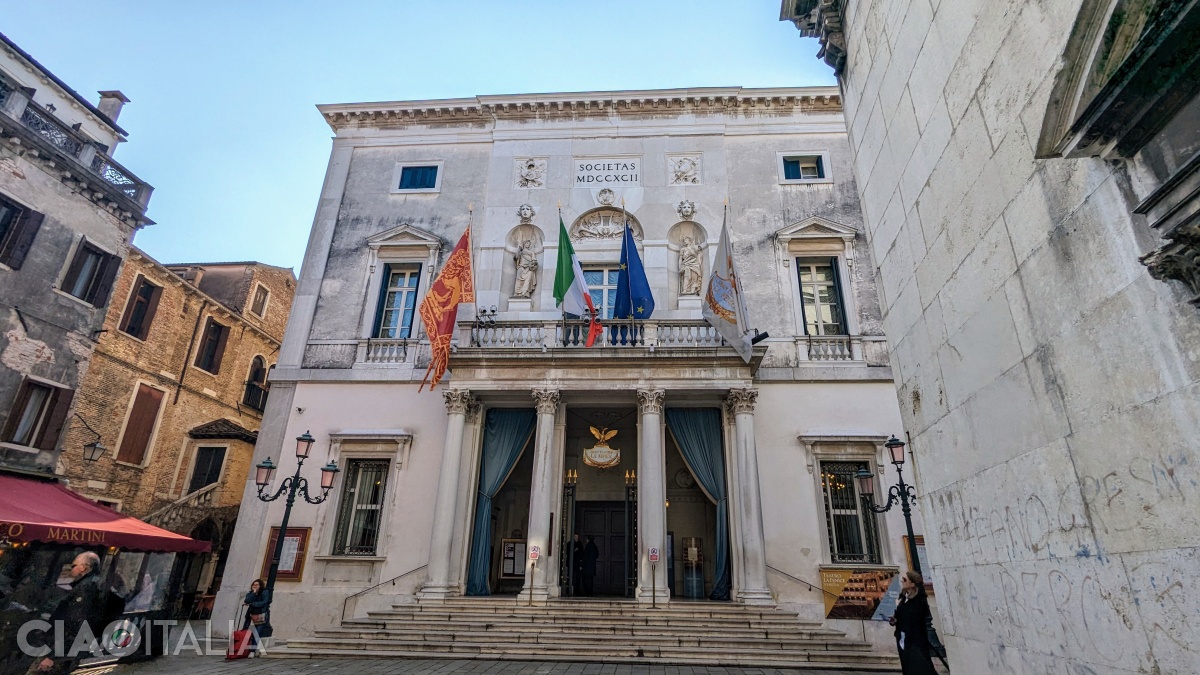 Teatrul La Fenice se află în Campo San Fantin.