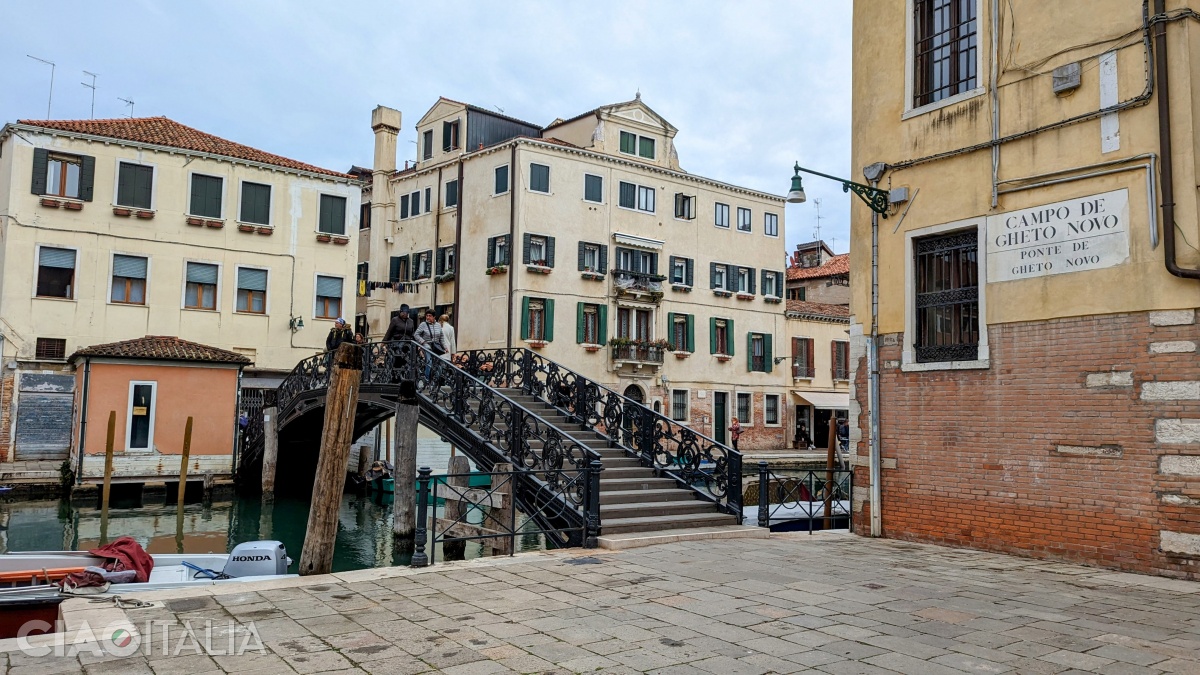 Unul dintre cele trei poduri de acces &icirc;n Ghetoul Nou