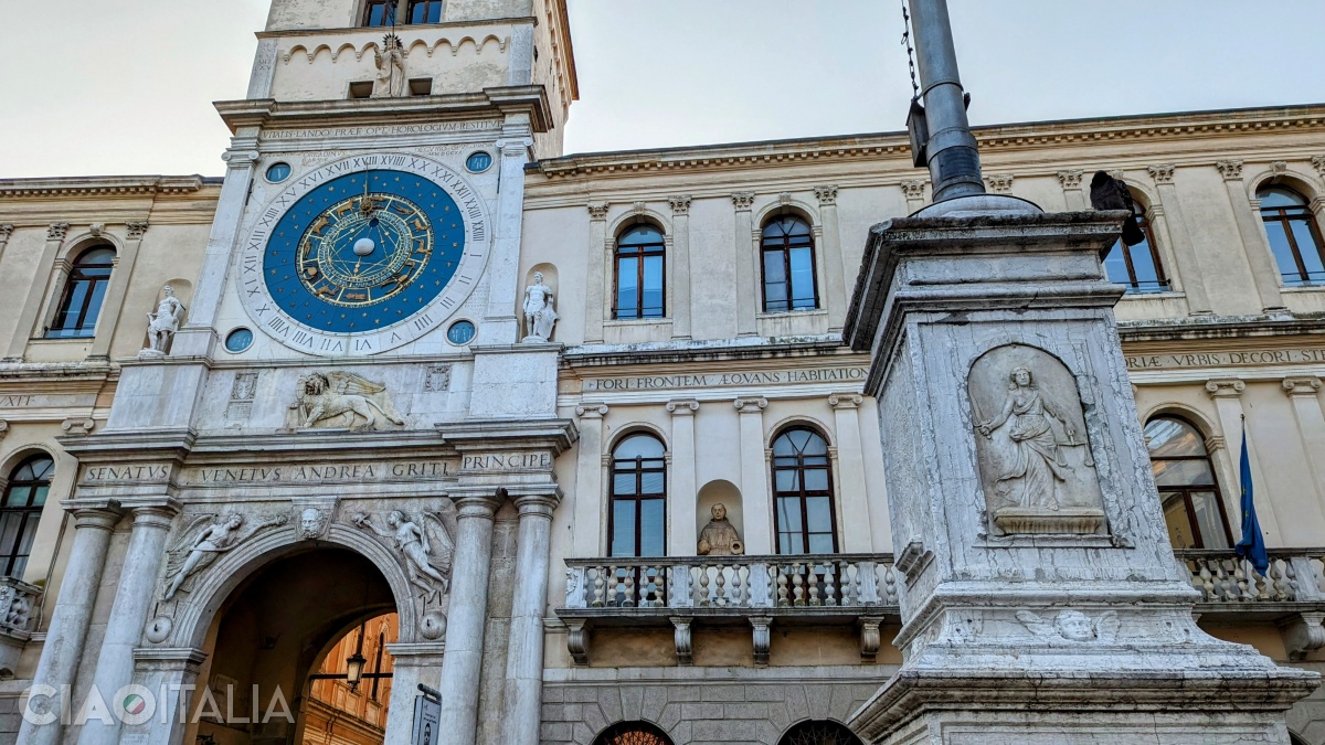 Semnul Balanței lipsește de pe cadranul ceasului, dar se află pe soclul coloanei din fața palatului.