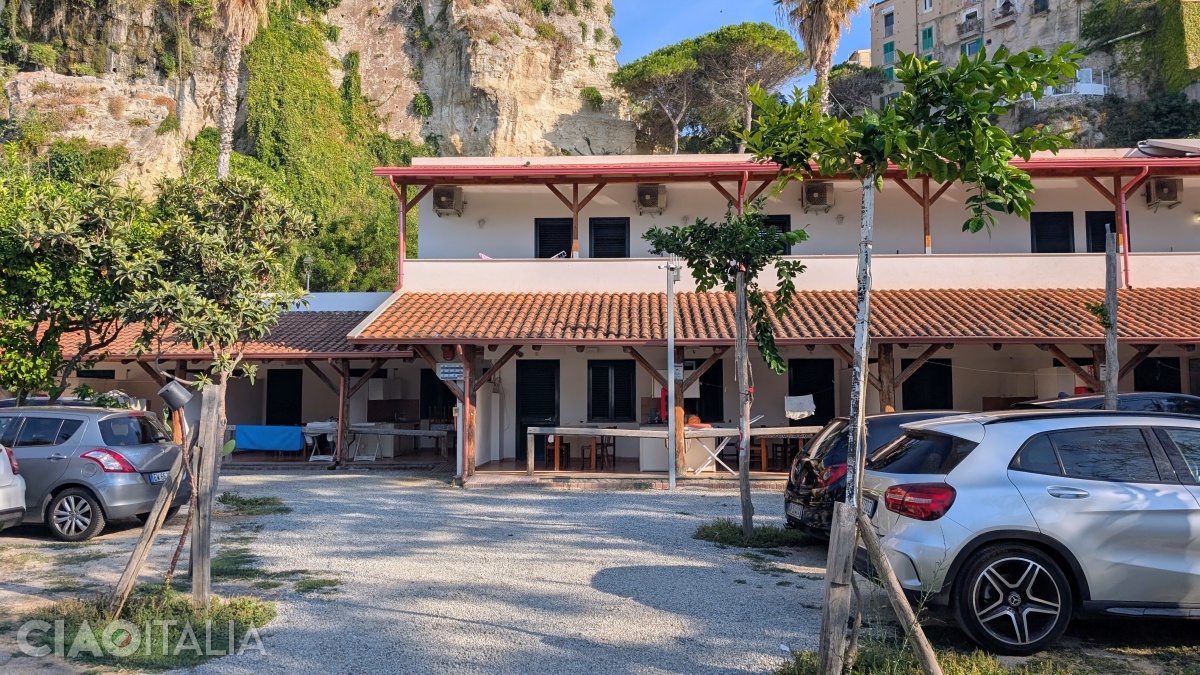 În cadrul campingului există și câteva case de vacanță.