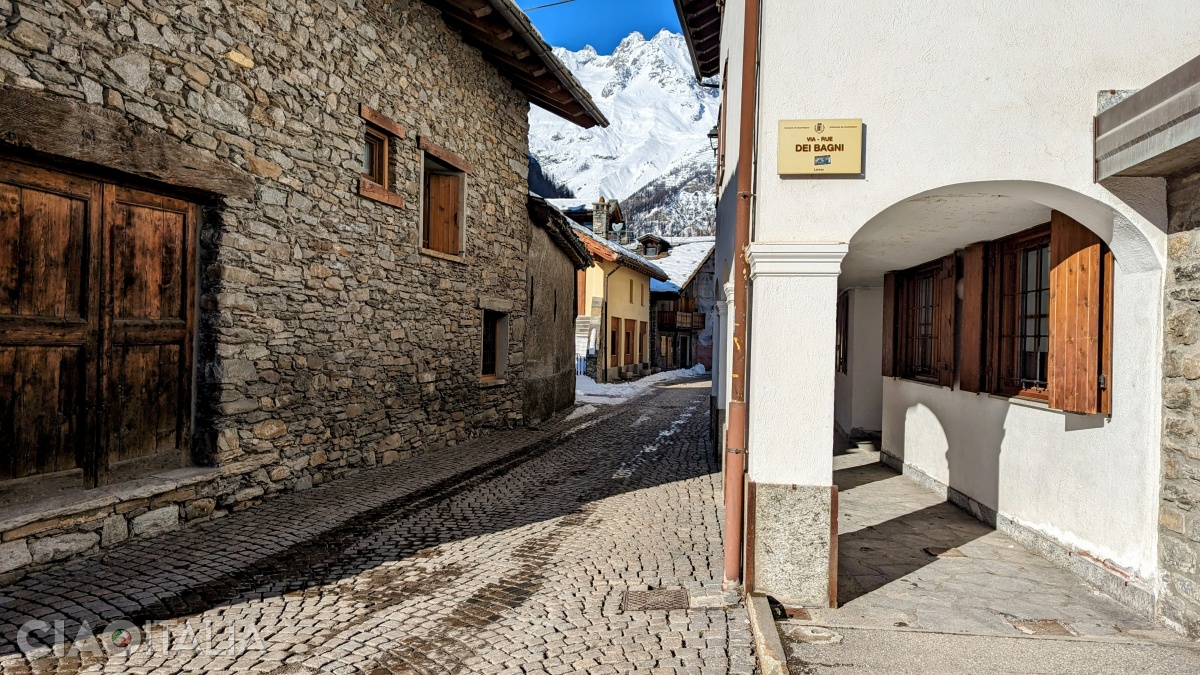 Via dei Bagni, în cătunul Larzey