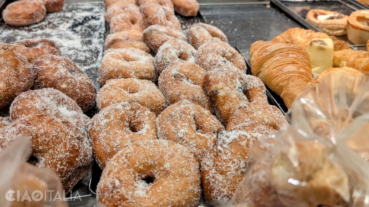 "Frittelle con il buco" sunt gogoșile care au gaură &icirc;n mijloc.