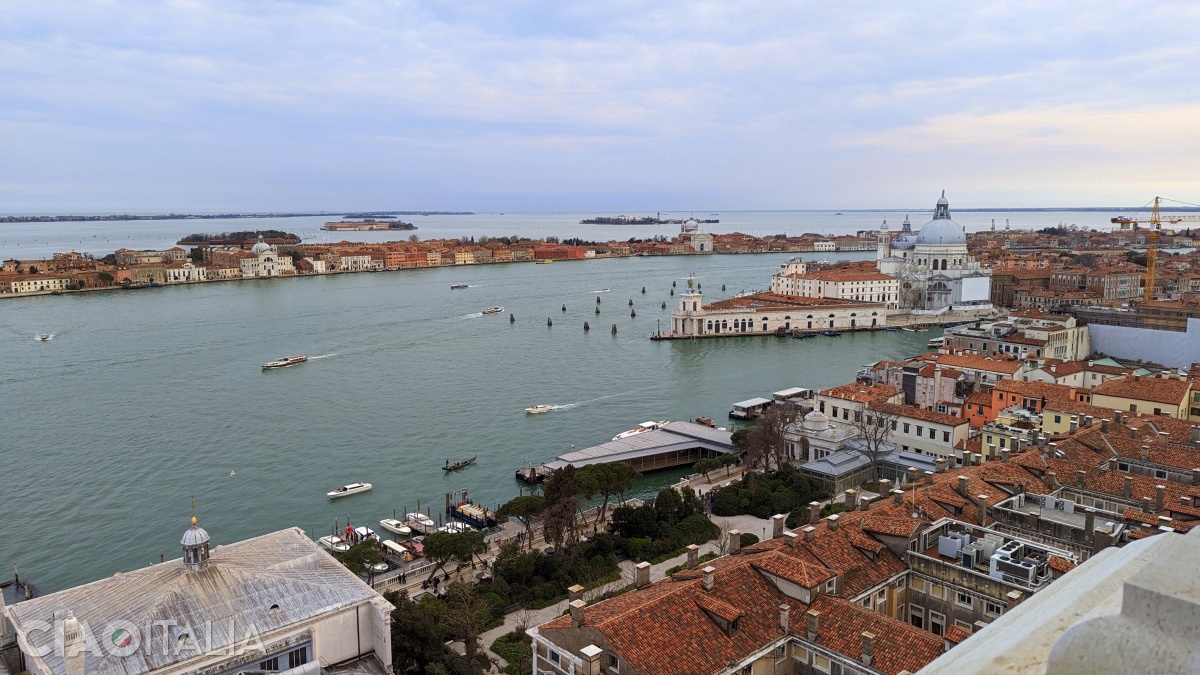 Vederea din Campanila San Marco spre insula Giudecca și Punta della Dogana.