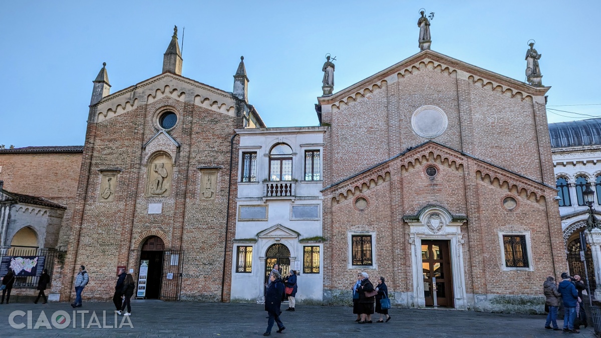 Bisericuțele din dreapta bazilicii sunt Oratorio San Giorgio și Scuola del Santo