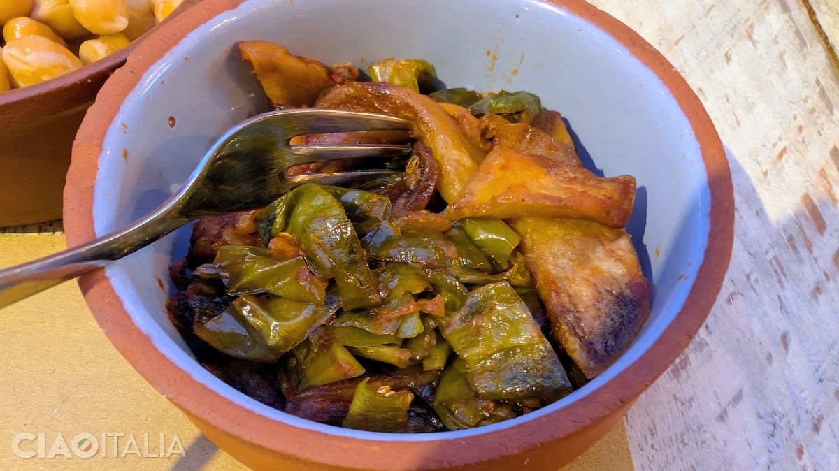 Patati e pipi (cartofi și ardei trași în tigaie)