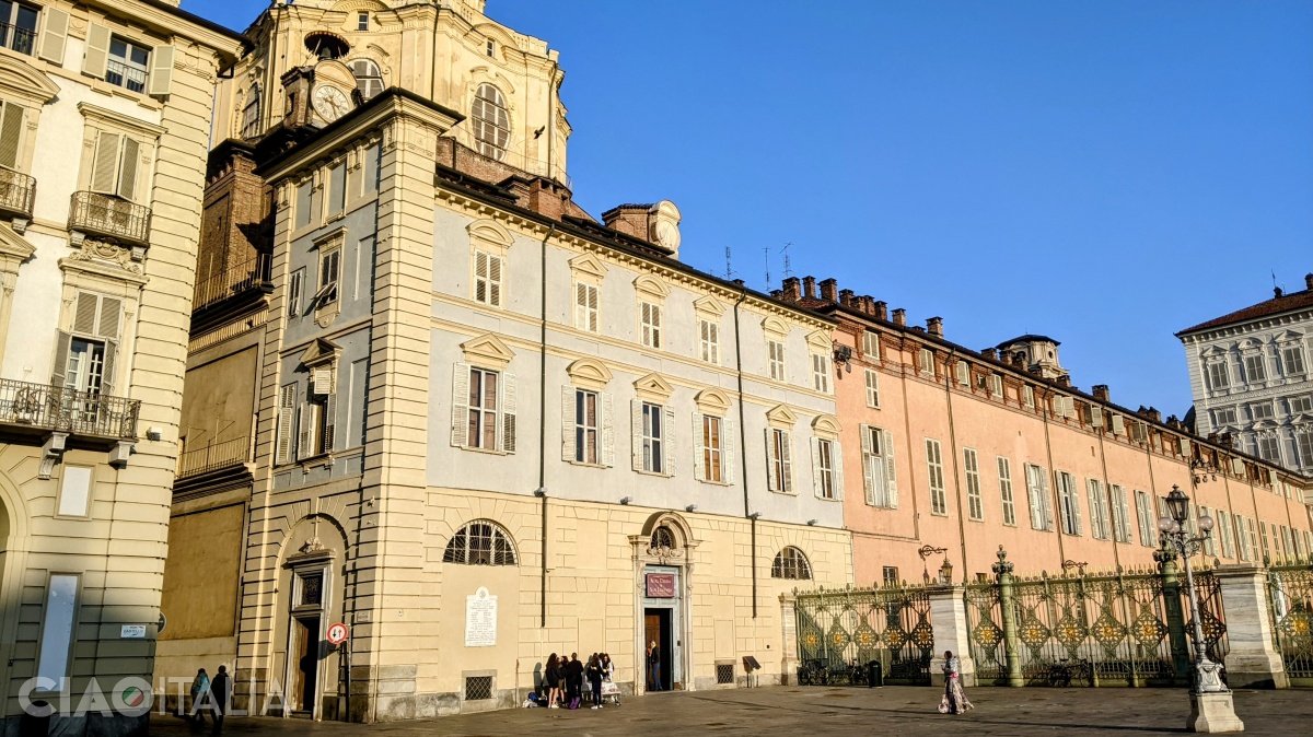 Dacă nu ar fi cupola, nu ți-ai da seama că te găsești în fața unei biserici.