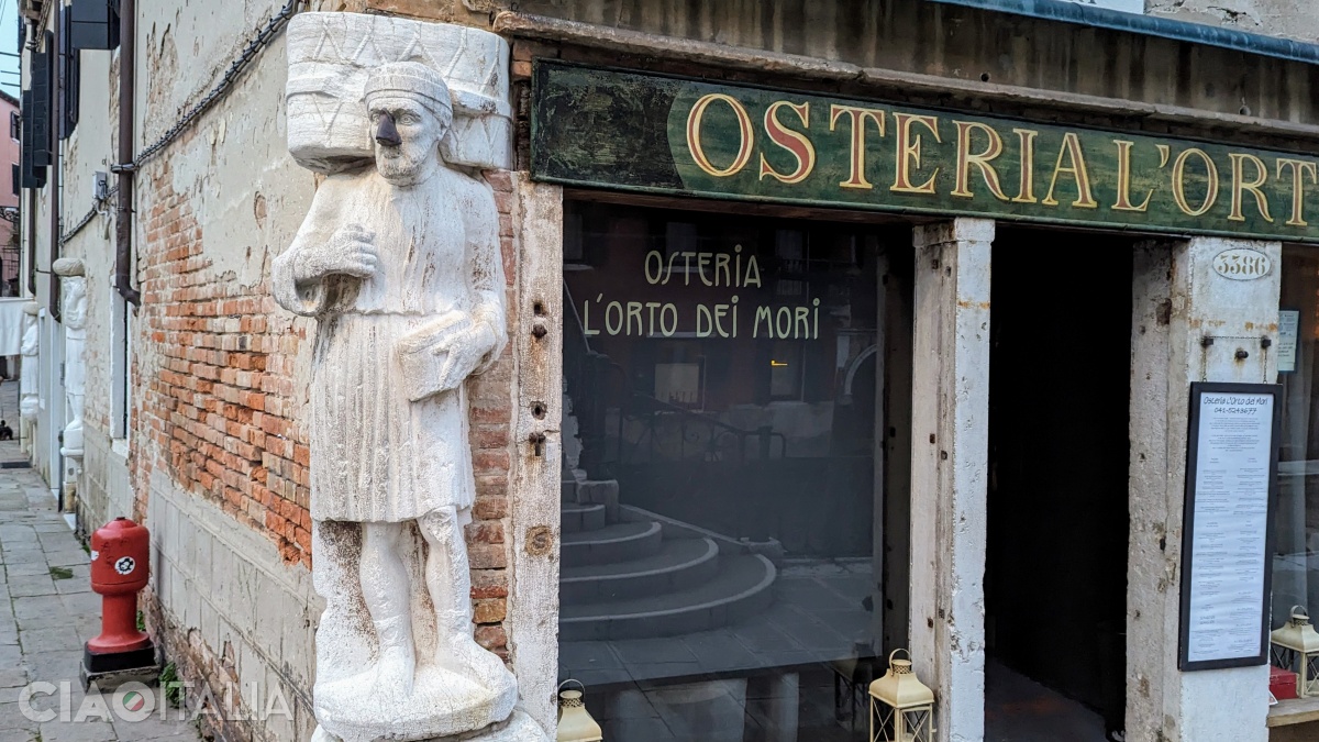 Dacă atingi nasul statuii lui Sior Antonio Rioba din Campo dei Mori, vei avea noroc pe plan financiar.