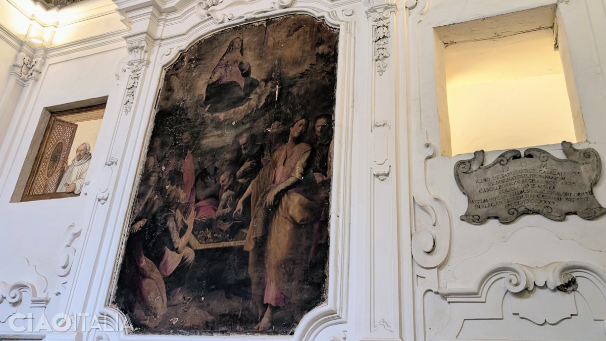 În partea stângă a peretelui, Vasari a pictat un călugăr olivetan, deschizând o fereastră.