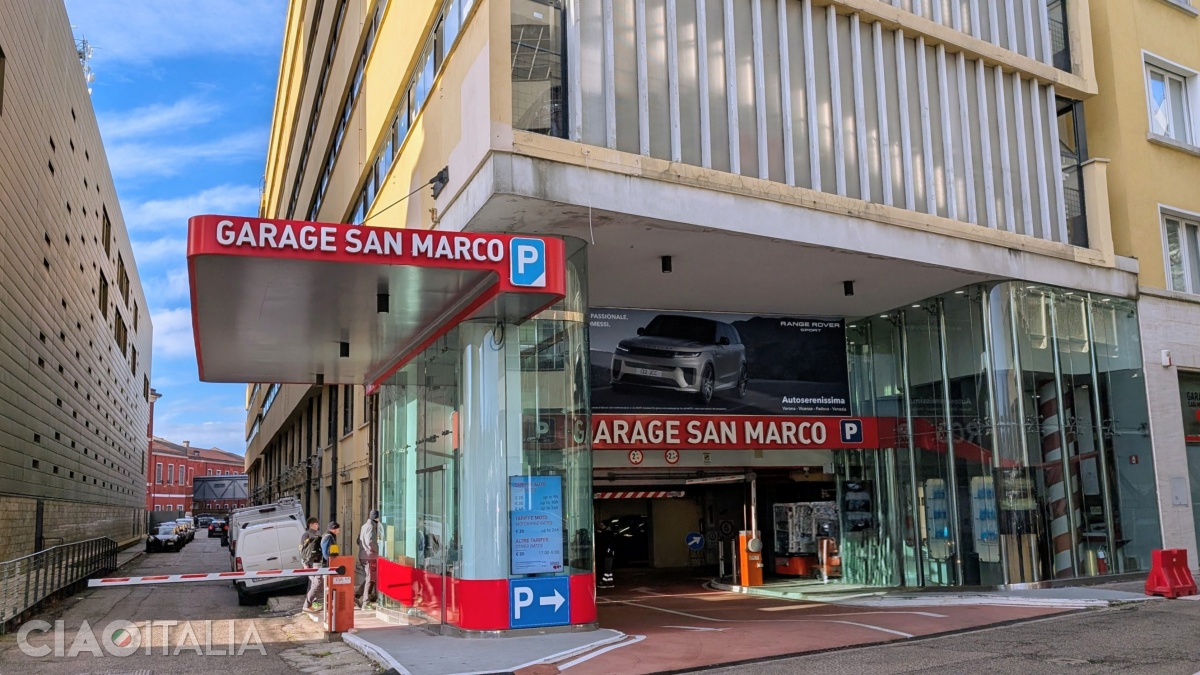 Parcarea San Marco se află în Piazzale Roma.