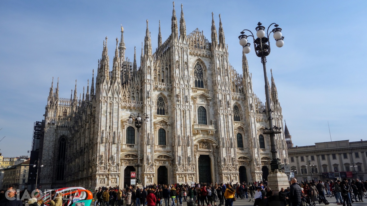 Domul din Milano se află lângă stația de metrou Duomo