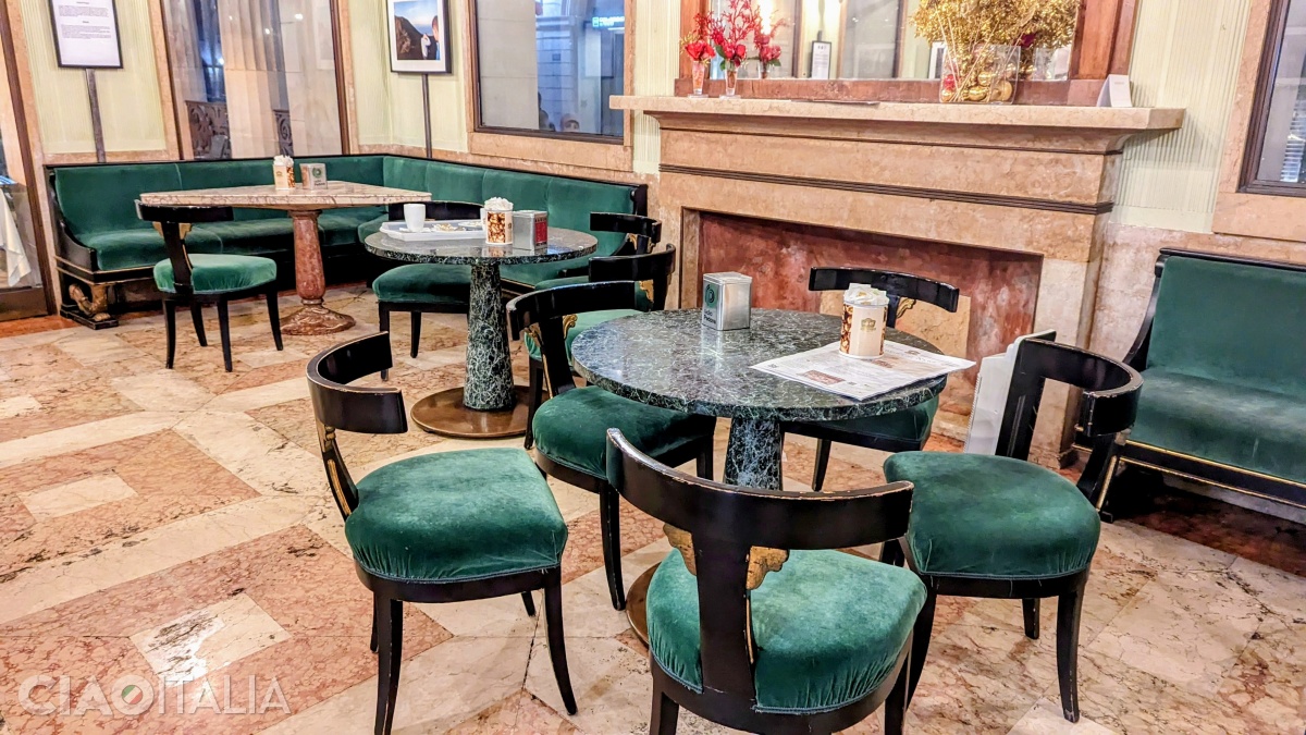 În sala verde se servesc de obicei preparatele de restaurant.