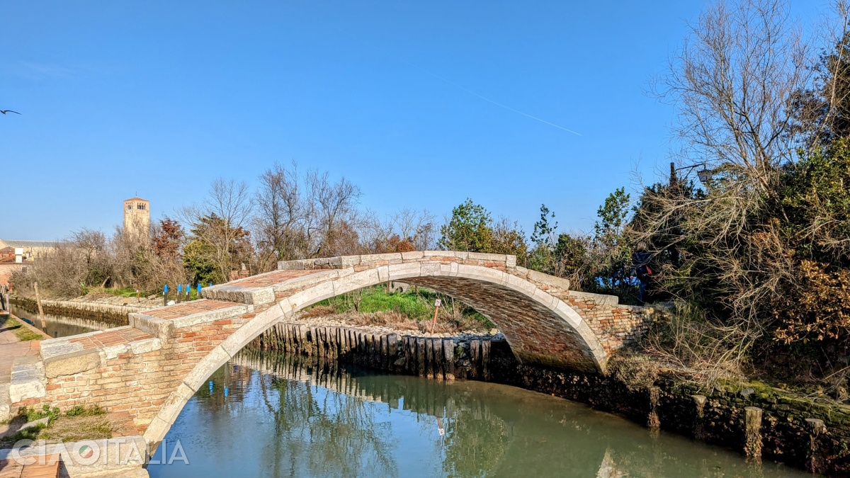 Il Ponte del Diavolo, în formă de arc și fără balustrade