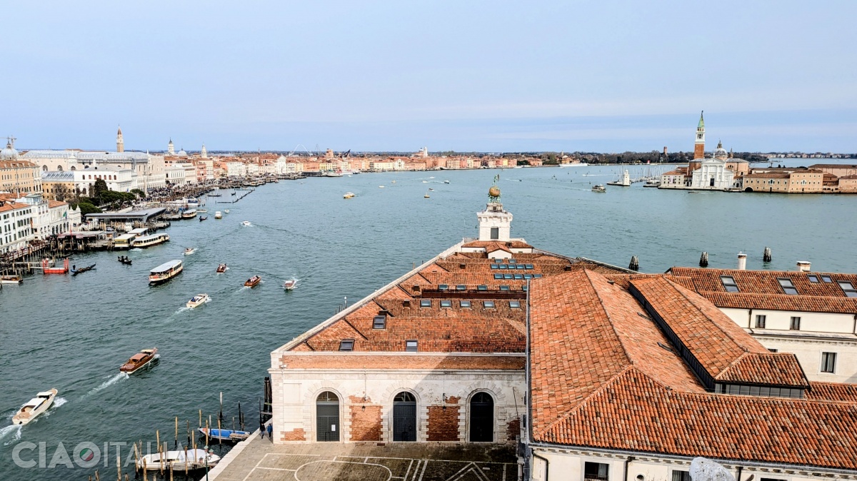 Canal Grande se termină la Punta della Dogana, dincolo de care se &icirc;ntinde bazinul San Marco.