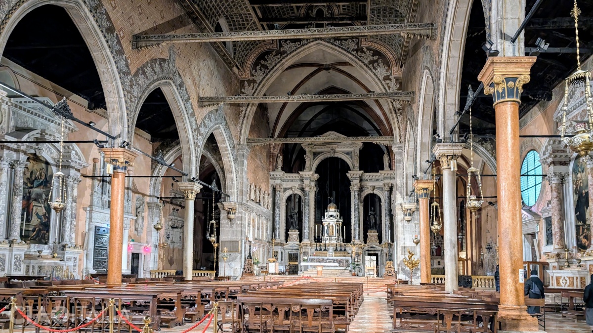 Interiorul Bisericii Santo Stefano