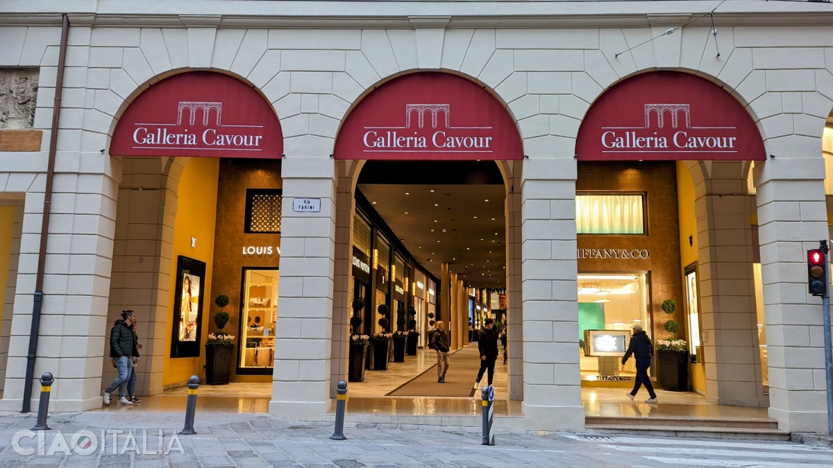 Galleria Cavour este un templu al luxului în Bologna.
