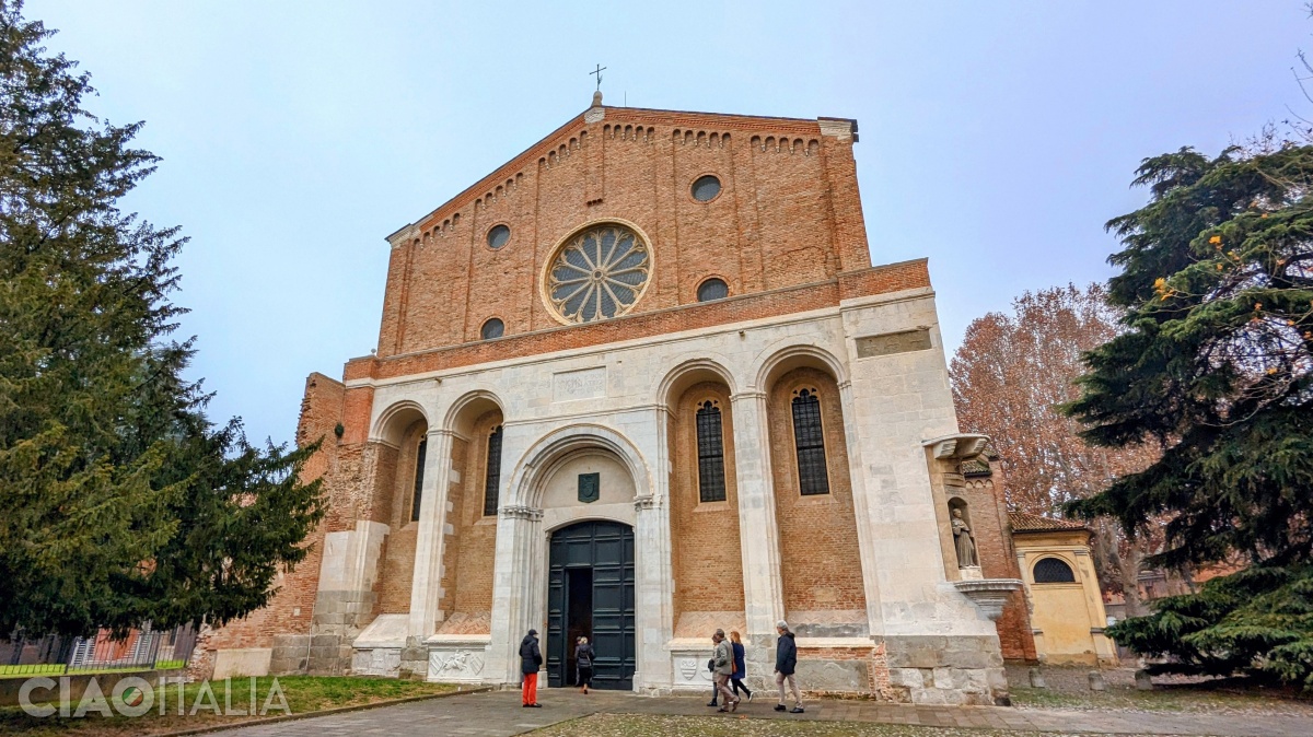 Chiesa degli Eremitani este situată lângă Capela Scrovegni