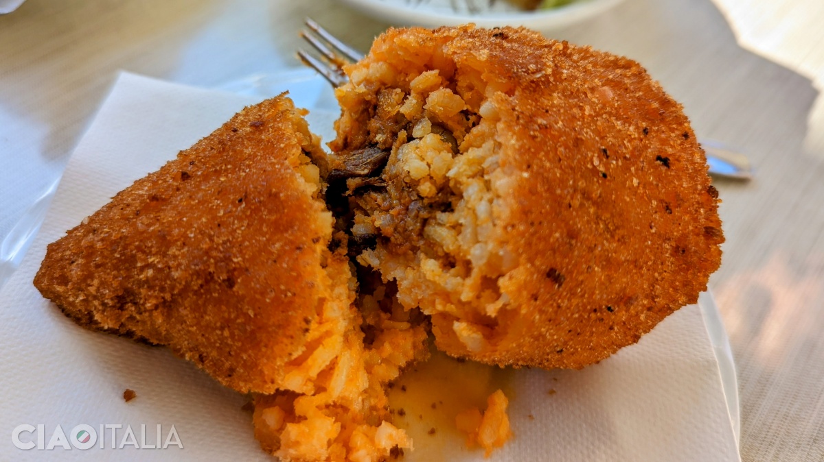 "Arancini" se prepară din orez cu diferite umpluturi, dat prin pesmet și apoi prăjit.