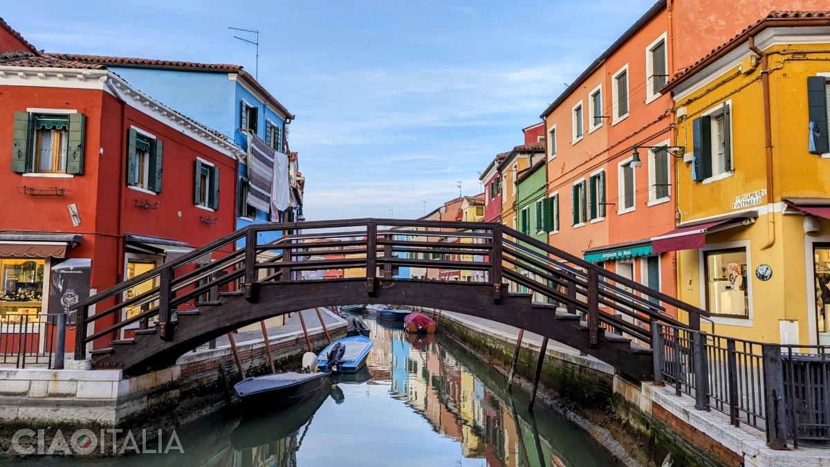 Burano este insula colorată a Veneției.