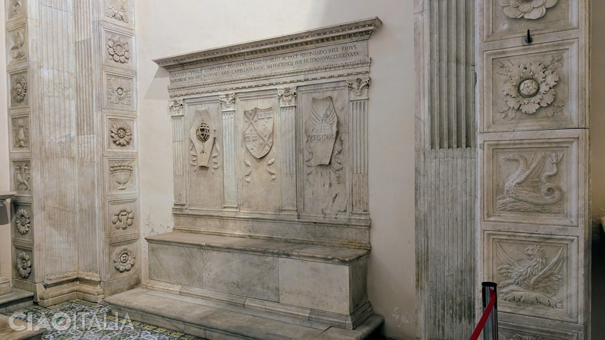Banca de pe peretele din dreapta a fost realizată de un sculptor napoletan, în anul 1490.