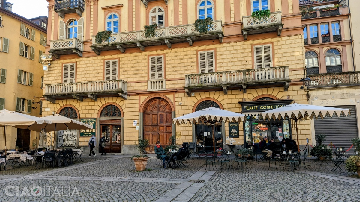 Caffè Confetteria Al Bicerin se află în Piazza della Consolata.