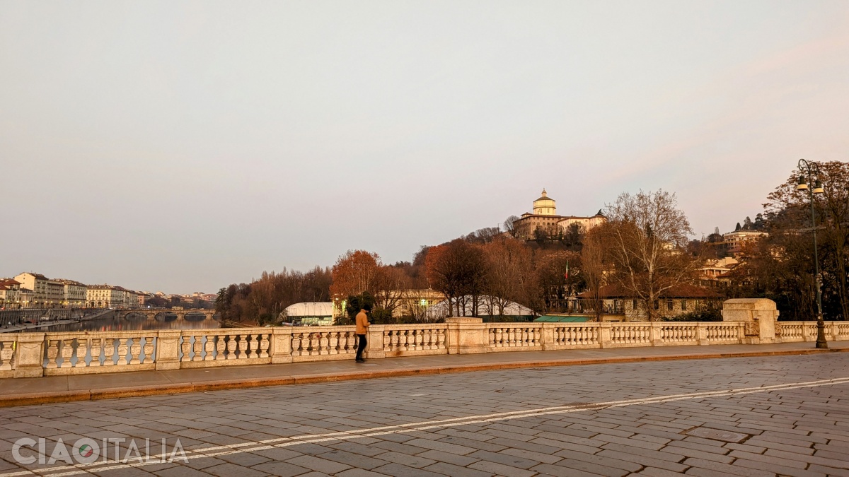 Râul Po și colina Monte dei Cappuccini, cu Biserica Santa Maria del Monte