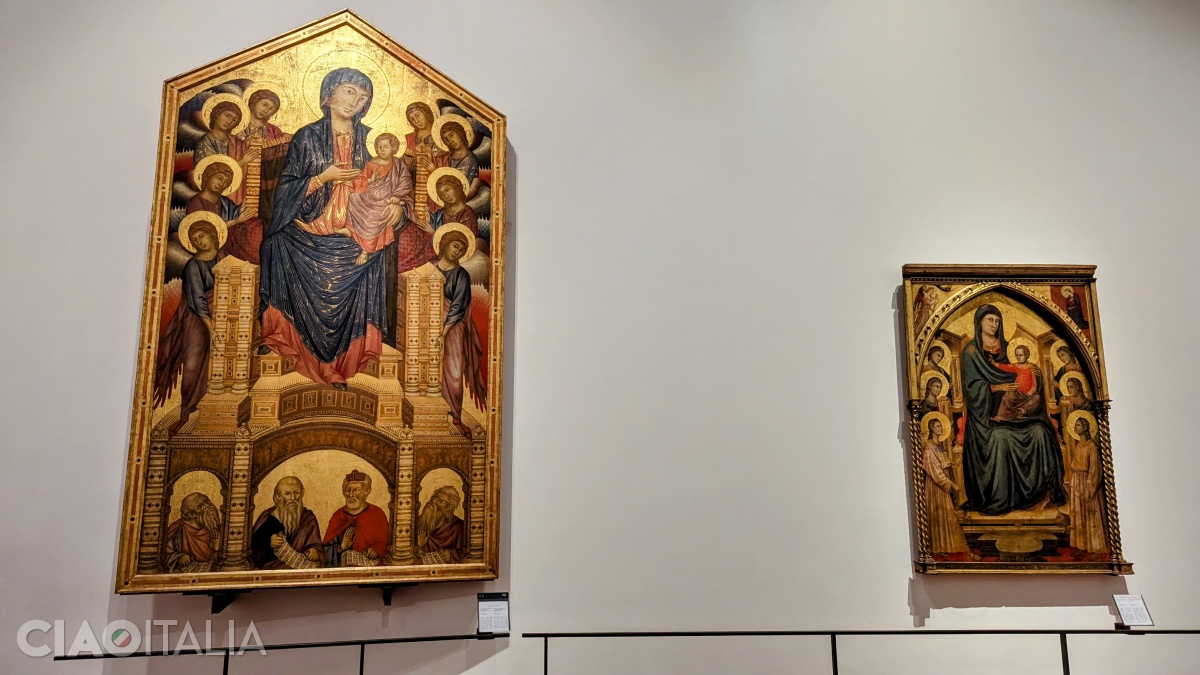 Cimabue (stânga) - Fecioara cu Iisus pe tron și profeți (1290-1300). Pictura mai este cunoscută și sub numele de "Maestà di Santa Trinita", după numele bisericii din care provine.
