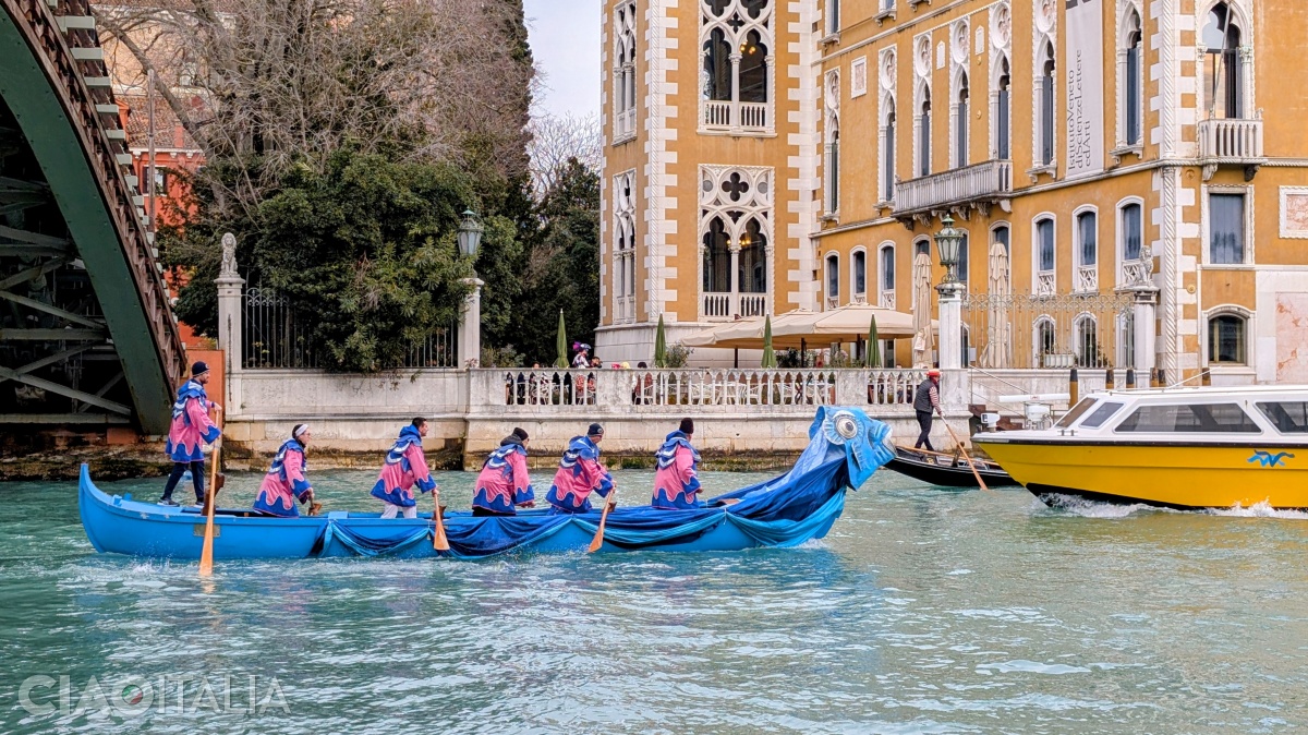 Bărcile tradiționale sunt decorate &icirc;n diferite feluri.