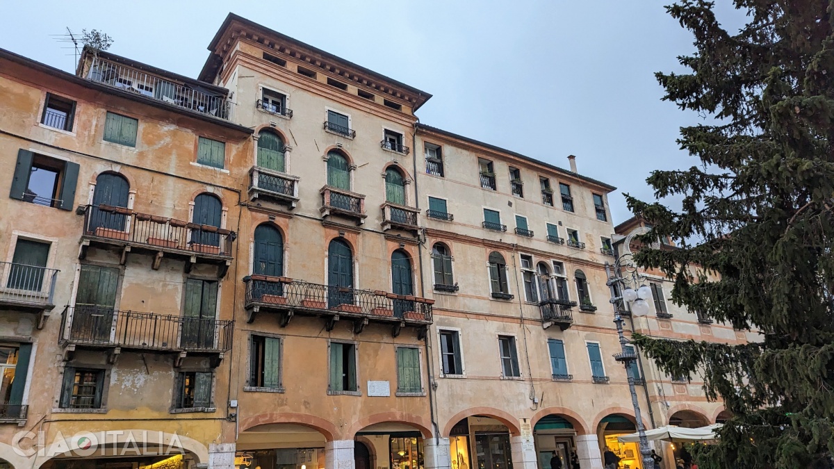 &Icirc;n aceste case s-a aflat sediul tipografiei Remondini.